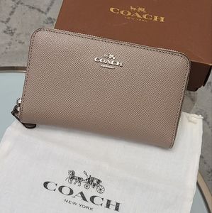 New Coach zip wallet